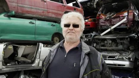 Anders Jansson får knappt in några skrotbilar längre och han misstänker att många kan hamna i naturen istället. För en del i branschen är det svåra tider, men Storsunds bildemontering lever främst på att köpa in krockade nyare bilar av försäkringsbolagen.