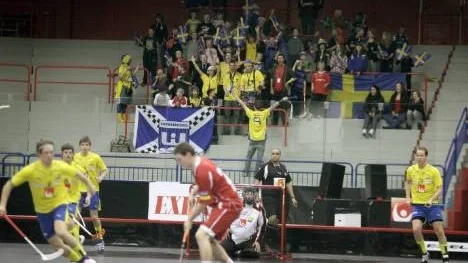 Klacken Kärnan från Varberg tog hjälp av lokala förmågor och fixade stämning när World Challenge drog igång i LF Arena.