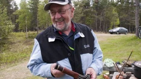 Donald Johansson har gjort knivar i 15 års tid. Till den här har han använt buffelhorn och jakaranda trä.