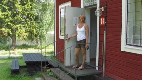 Vill man testa hur det känns att sova med galler för fönstret kan man hyra ett rum i Älvsbyns kommuns före detta häkte, som flyttats till campingen. "Här finns sex bäddar och ett gemensamt kök", berättar Anna Granström.