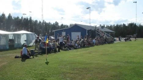 Pubilken hejar på för fullt under fotbollsmatchen.