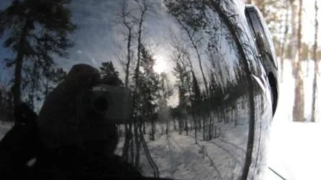 En vacker aftonsol, taget genom min mans hjälm. Själv sitter jag bakom honom på skotern. Vi är på väg ner från fjället mot Laisvall, berättar Elisabeth Westerlund, Öjebyn.