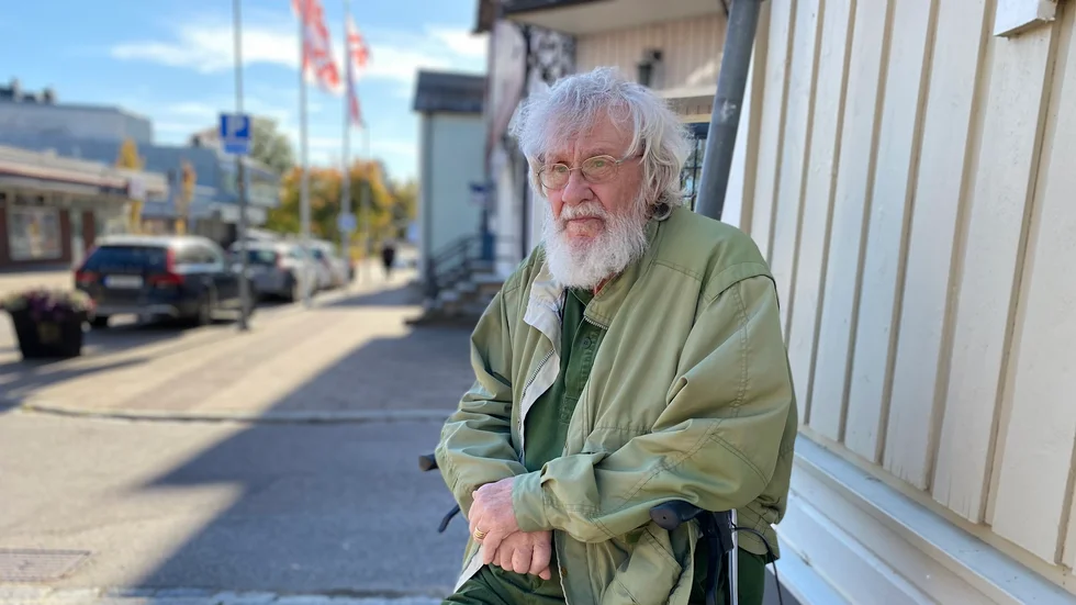 "På Köpmangatan har nästan alla ingångar trappor, och en gång rasade jag ner för trapporna vid tandläkarens ingång och fick min rullator över mig. Jag tycker att bristen måste uppmärksammas, det finns inte en butik man kan gå till utan att det är uppför några trappor", säger George Loungeville.