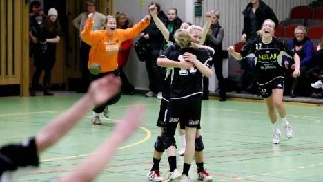 Lillpites handbollstjejer fick jubla efter derbyt mot Strömnäs.