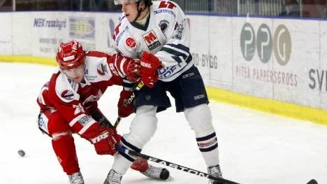 Aaron Ställ, till vänster, är en hårt jobbande forward som också lyckades göra mål i de två sista seriematcherna i allettan. Nu väntar play off mot Hudiksvall. (Arkivbild)