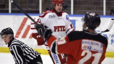 Bortamatch mot Hudiksvall i play off 2 - då dammade tränaren Igor Matushkin av utrustningen och hoppade in på isen. Och han tyckte det kändes helt okey. "Men jag hoppas ändå att jag slipper göra om det här", sa Igor efteråt. Redan ikväll har Piteå Hockey chansen att gå vidare genom att besegra Hudiksvall i LF Arena. Med eller utan Igor Matushkin i laget...