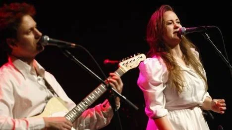 Umeduon Two White Horses var förband till Hello Saferide. "Det självskrivna förbandet", enligt PT:s recencent.