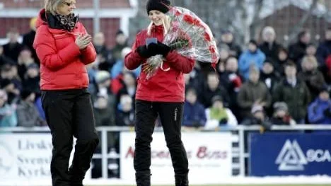 Piteås lagkapten Linnea Gjersvold, till höger, kunde inte vara med i den allsvenska premiären på grund av skada. Men innan matchen fick hon i alla fall ta emot PT-medaljen till PIF-damerna av marknadsansvarige Maria Lundqvist.