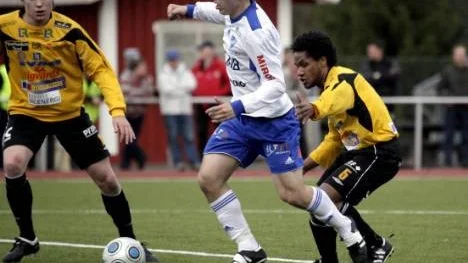 Andres Wallin (till höger) gjorde ett bra jobb i Infjärdens backlinje. Men det blev ändå en stor förlust mot tippade topplaget IFK Luleå.