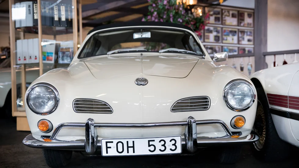 En VW Karmann Ghia från 1966  från VW-museet i Pålsboda får representera det ordningsamma och moderna.