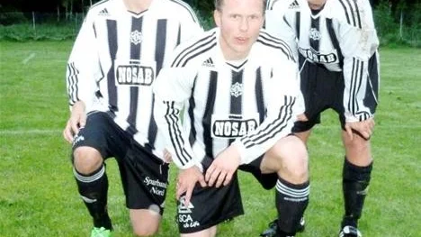 FRONTFIGUR. Matchens lirare Martin Carlsson flankeras av målskyttarna Daniel Bergstedt (till vänster) och Munksunds spelande tränare Petter Svärdsudd.