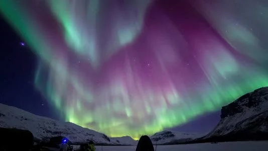 Vinnaren. "En magisk bild med ett norrsken som fyller himlen över Kirunafjällen", så beskrivs bilden