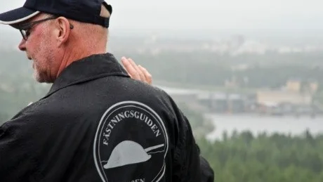TURISTATTRAKTION. För de som är intresserade finns det möjlighet till guidade turer av fästningen. Här visar Sören Lövkvist på Fästningsguiden i Boden upp utsikten från Rödbergsfortet.
