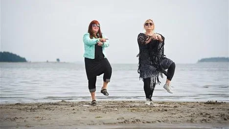 GANGNAM STYLE. Här repriserar Carina och Pernilla dansen till PSY:s megahit "Gangnam Style", som i en av reklamfilmerna.