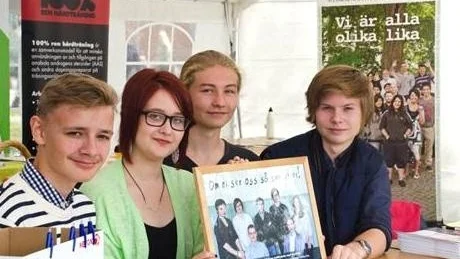 ETT AV FÅ FORUM. Ungdomsfullmäktige i Boden är ett positivt exempel på ett påverkansforum för ungdomar i Norrbotten. Delar av styrelsen var på plats under Bodens Skördefest och Miljödagar. Från vänster: Andreas Granath, Linnea Nilsson, ordföranden John Öberg och Oskar Wallton.