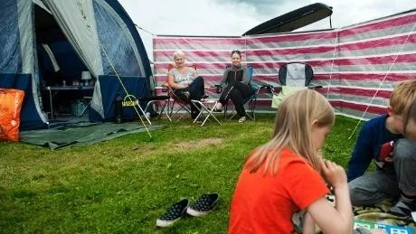 MINNS. Stine Edvardsen och Lisa Melkersen från Narvik är gäster på Bodens camping och bad. De har terrordåden från den 22 juli 2011 i klart minne. ?Det var många från hela Norge på ön och i
Oslo var det många som var på semester. Alla känner någon som känner någon som blev drabbad?.