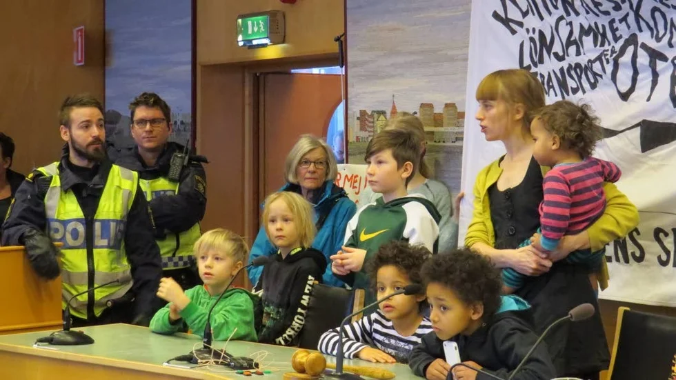 Ingen repris. När skolbeslutet behandlades i Bun tilkallade kommunen polis för att få ut demonstranterna från stadshusets sessonssal. Men i dag blir det ingen manifestation inne i  salen enligt Samordningsgruppen Hela kommunen ska leva opch lära.