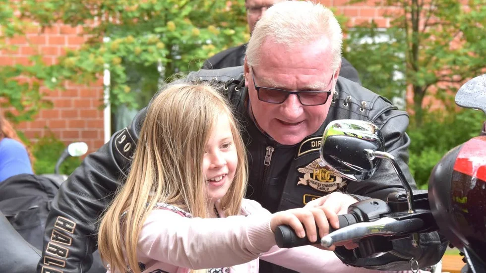 Glädjespridare. Conny Melander låter Alva Walhbom testa hans motorcykel efter att han har lämnat över checkar på 14 500 kronor till Sunderbyns sjukhus.