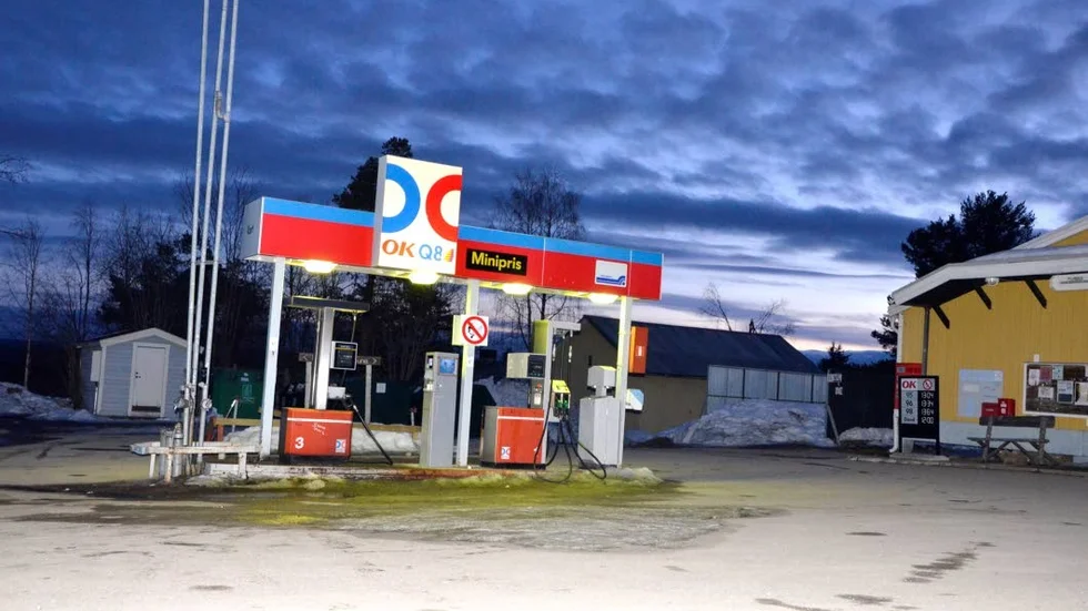 Hej då macken. Men en bensinmack ska det bli när Ok-macken stänger sista juni i år. Det ser Hakkasborna till.