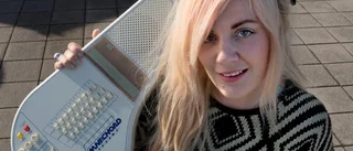 Maja Francis torkar tårarna med musik