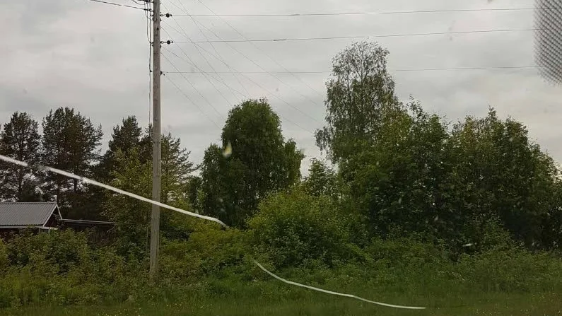 Stenkast. Från insidan på bilen ser man tydligen sprickan som uppstod