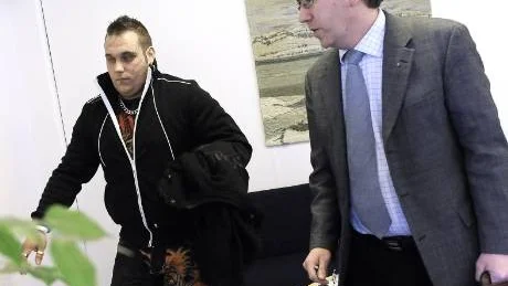 INFÖR RÄTTA. Miika Silvennoinen, provmedlem i Hells Angels Luleåavdelning, promenerar in i Luleå tingsrätts sal 3 tillsammans med sin advokat, Niklas Lundgren.