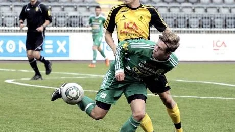 RAst och vila. Erik Kihlman (lilla bilden) får nu välbehövlig semester när fotbollen tar uppehåll i tre veckor. Simon Brännström (stora bilden) gjorde BBK:s enda mål.