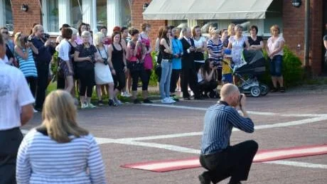 LOCKADE MÅNGA. De vackra paren vid studentbalen lockade många Pajalabor till Smedjan och många ville förstås också föreviga ögonblicket.