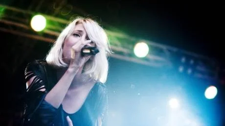 Karismatisk. Veronica Maggios karisma fångade det stora folkhavet som sträckte sig hela vägen från entrén till festivalens största scen.Foto: Sara Moritz