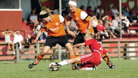 VASSA BOLLTJEJER. Piteås Petra Lundgren och Emma Lundkvist försöker överlista Gammelgårdens Johanna Olofsson. Piteå drog                                  längsta strået och vann finalen i Luleåspelen. Foto: Mats Bengtsson