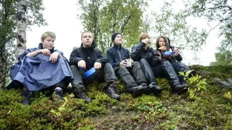 LUNCH. Eleverna fick både värma och äta sin lunch ute i det fria. Från vänster: Johan Kardefeldt, Anton Vikström, Tim Engström, Marcus Åkemalm och Ellen Kenttä.