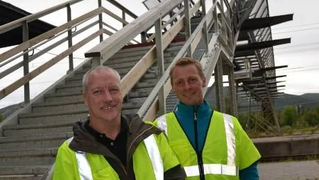 SNABBT TRAFIKVERK. Rick Carver och Fredrik Rosendahl, Trafikverket, besiktade den barnvagnsanpassade gångbron i Gällivare.