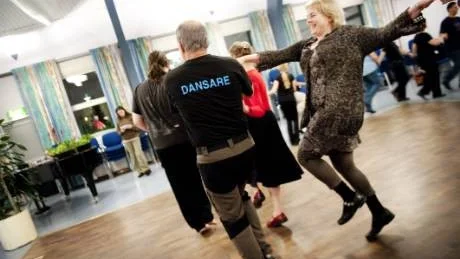 UNG PÅ NYTT. Jenny Signarsson från Umeå passar på att få dansa svensk folkdans då hon vanligvis undervisar i internationell.