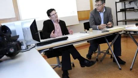INGEN ÖKAD RISK. "Professor Ulf Haglund konstaterar att en flytt inte medför ökad medicinsk risk", säger Michael Dahlberg, länschef för kirurgin. Till höger divisionschefen Hans Rönnqvist.