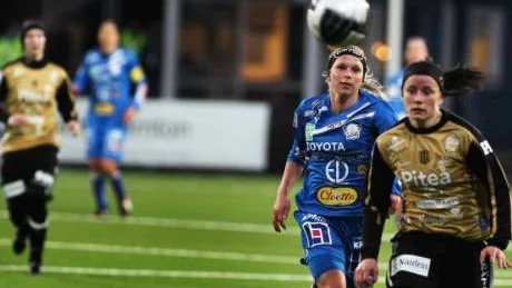 jämna steg. Emma Eliasson och Piteå hade ofta Linköpingspelare hack i hälarna - men trots det tog nykomlingen en poäng.Foto: Jeppe Gustafsson