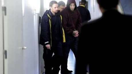SKYLDIG. Kammaråklagare Åke Hansson anser att Hells Angels-medlemmen Kristian Nikkinen (bilden) Joacim Johansson och Johan Forsberg gjort sig skyldiga till försök till utpressning, grovt brott. Här förs Nikkinen in i rättssalen under förhandlingen i tingsrätten. Foto: Linda Wikström