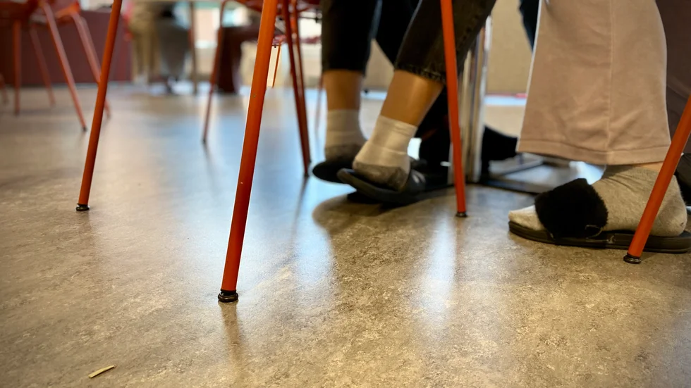 Elever på Slottsskolan, som vill vara anonyma, vittnar om gängbildningar, Tiktok-videos som utser skolans konstigaste tjejer, skolans player, vilka elever som skulle passa ihop och om kommentarer i korridorerna i skolan. 