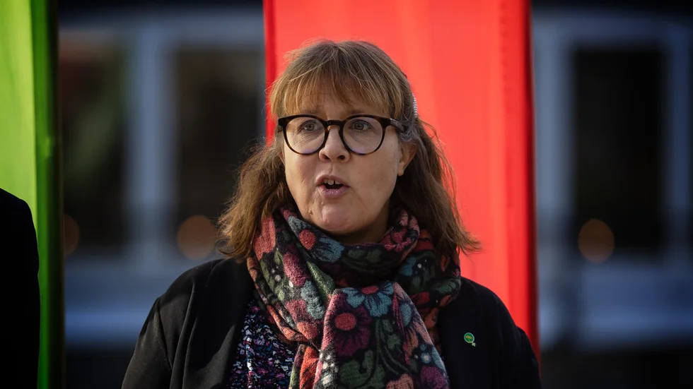 Linda Eskilsson (MP) är kritisk mot att så få kvinnliga artister bokats till den kommunala scenen Parksnäckan i sommar.