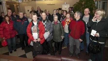 Lämnade S-mötet i protest. Efter en timme och femton minuter, när mötet hunnit till det åttonde av de trettiofem namnen på listan, valde medlemmarna i S-föreningarna i Moskosel och Glommersträsk att lämna möteslokalen och åka hem.
