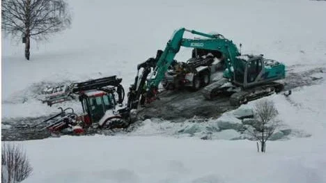 Det krävdes två maskiner för att dra upp traktorn som sjunkit långt ner i bottengyttjan i Siv Erikssons fisketjärn. "Traktorn blev stående flera timmar i vattnet. Risken för oljeläckage är stor. Vem står för skadorna i tjärnen och kanske också på fisken?" undrar hon.