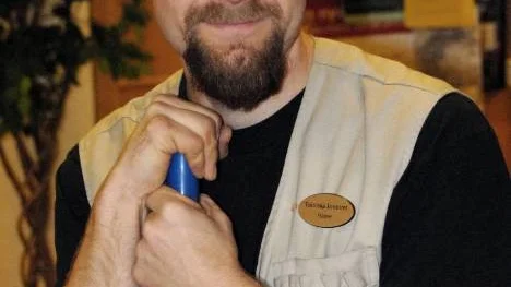 Hans Wikström har blivit en kändis i Arjeplog, inte bara genom sina insatser i innebandymålet, utan numer som den sjungande städaren.