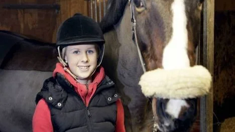 Johanna Sandberg med sin Milford. Här i stallet i Nybyn, men på torsdag och förhoppningsvis även fredag tävlar ekipaget i Globen. Då avgörs riksfinalen i Agriahoppet.