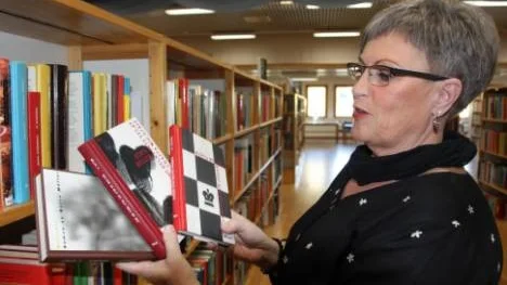 Bibliotekarie Lisbeth Sandström har plockat fram de tre titlar av årets Nobelpristagare i litteratur som stadsbiblioteket hade i bokhyllorna. Inga hyllvärmare längre, om de varit det tidigare.