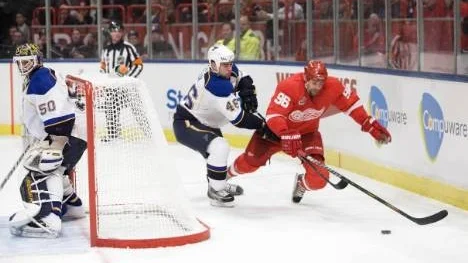 Thomas Holmström, Detroit Red Wings tränger sig fram.