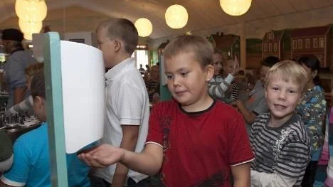 Köar för handsprit och mat. "Det stinker, men det känns inte när man tvättar sig med handspriten", säger Kevin Lundberg i 3 A. Viktor Edin är näste elev i kön.