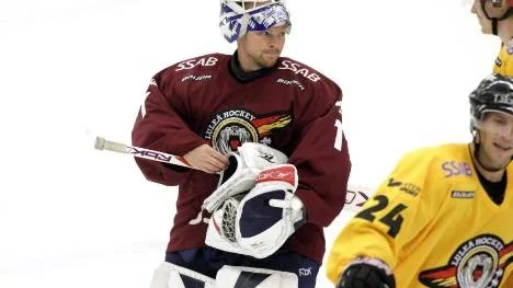 Daniel Henriksson har tränat med Luleå Hockey under den här veckan. Igår kväll spelade han också match mot ett mixat lag Luleå/Piteå i LF Arena. Det gick inte så bra för "Hento". Han släppte in sju puckar - på två perioder...