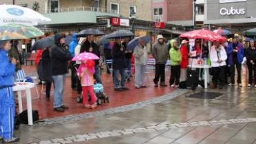 Regnet droppade på och vinden slet i de åhörare som samlats på Byxtorget för att lyssna till de olika nomineringsgruppernas budskap.