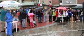 Kyrkovalsinformation i regn och rusk