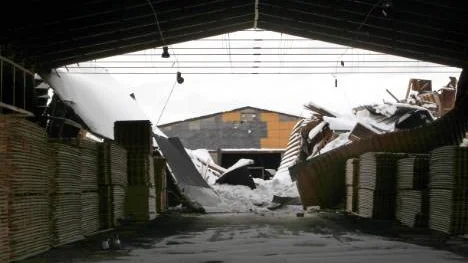 Den myckna snön har skapat ett enormt tryck och ute på Lövholmen har det blivit övermäktigt för några av de enorma virkesmagasinen. Ett virkesmagasin har rasat ihop och i två andra har delar av taket störtat in.