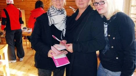 Det är viktigt att rösta. Det tycker Tone Karlberg, flankerad av döttrarna Mikaela och Madelene Larsson som röstade i kyrkovalet för första gången.